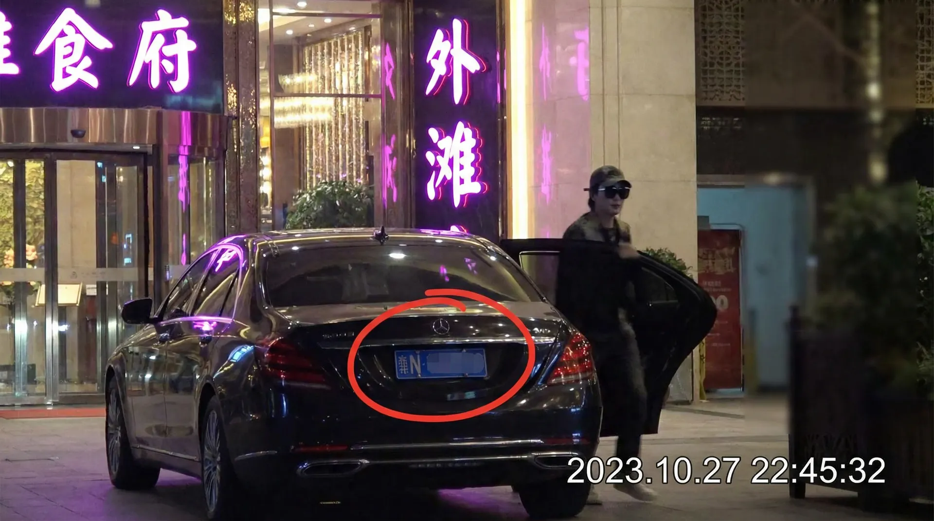 【吃瓜社区】吃瓜社区官网 - 最新资讯吃瓜社区传媒聚集地 - 豪车餐厅外偷拍